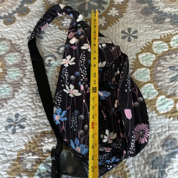 The Kamo Sling Bag With Adjustable Strap EUC - Picture 9 of 14